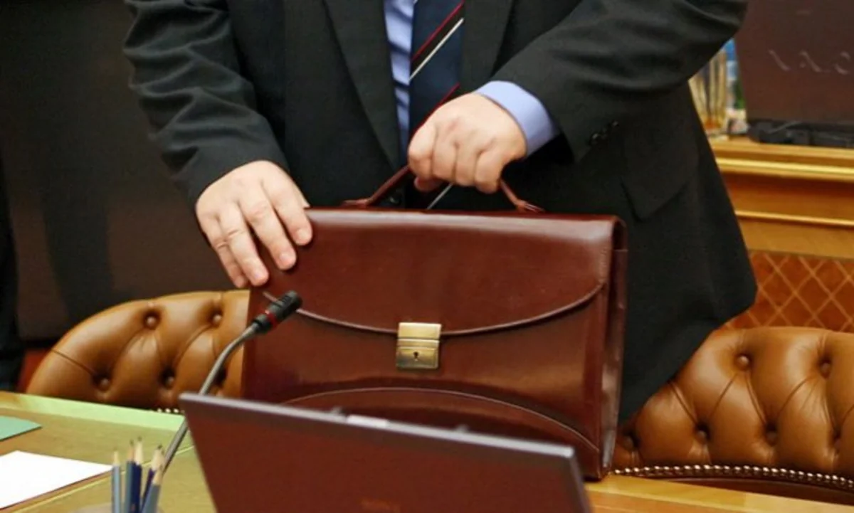 Dövlət qurumunun 17 yüksəkvəzifəli şəxsi cəzalandırılıb - RƏSMİ