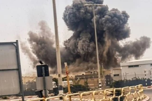 KİV: İran İsrailin Dimona şəhərinə raket zərbəsi endirib - VİDEO