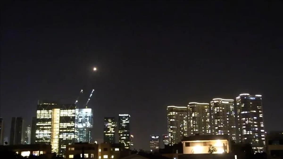 İsrailin mərkəzinə raket atəşi nəticəsində xəsarət alanlar var