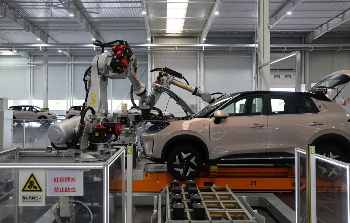 Çin şirkəti avtomobil istehsalında humanoid robotlardan istifadə etməyə başlayıb