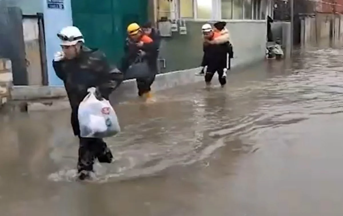 Bakının iki rayonunda yaşayış evlərinin həyətyanı sahələrini su basdı: Sakinlər təxliyə edildilər - VİDEO