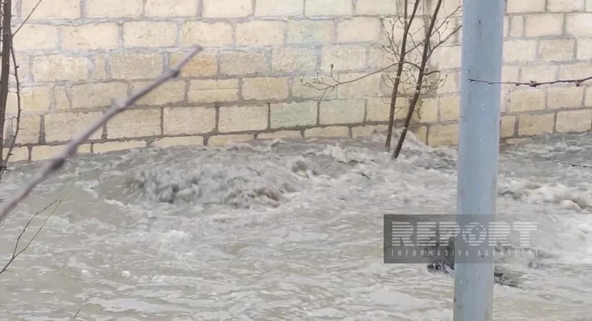 Qubada kanalizasiya borusu tutuldu, evləri çirkab su basdı - FOTO