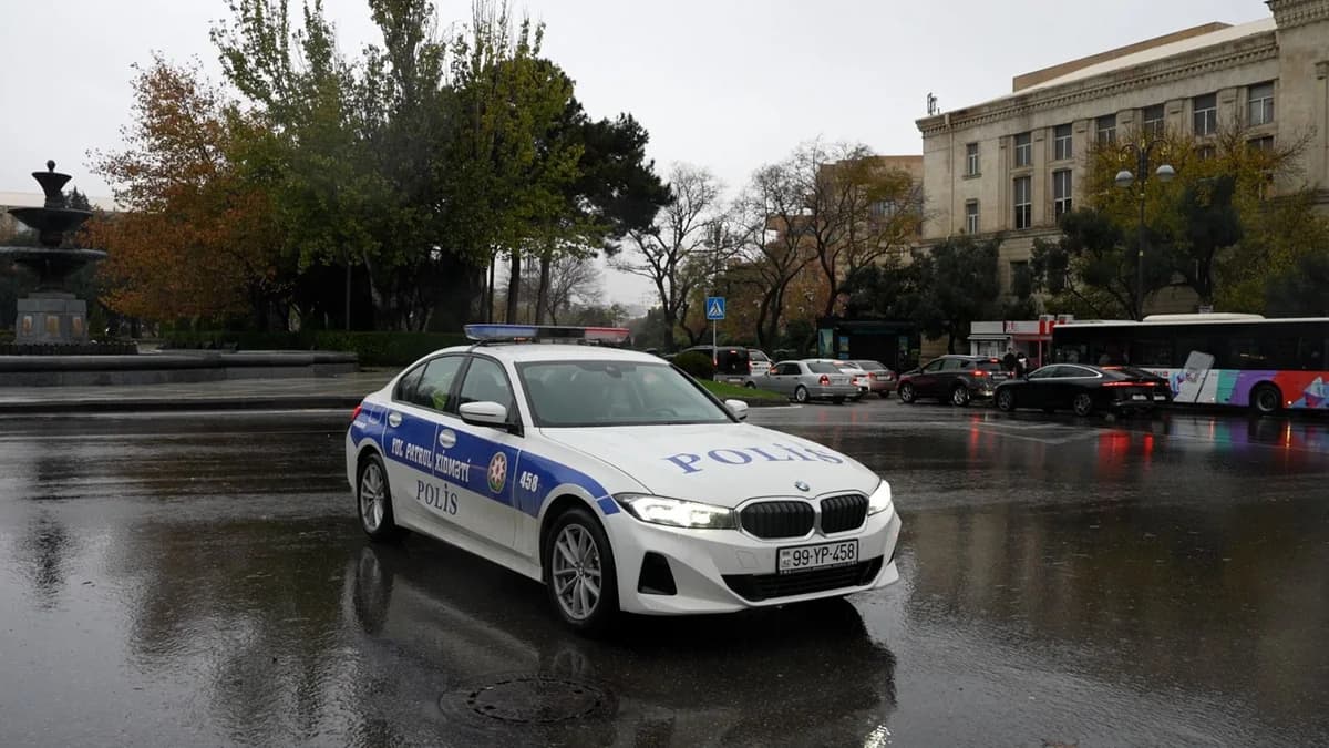 Yağışlı hava ilə əlaqədar polislər küçə və prospektlərdə xidmətə cəlb olunublar - FOTO - VİDEO