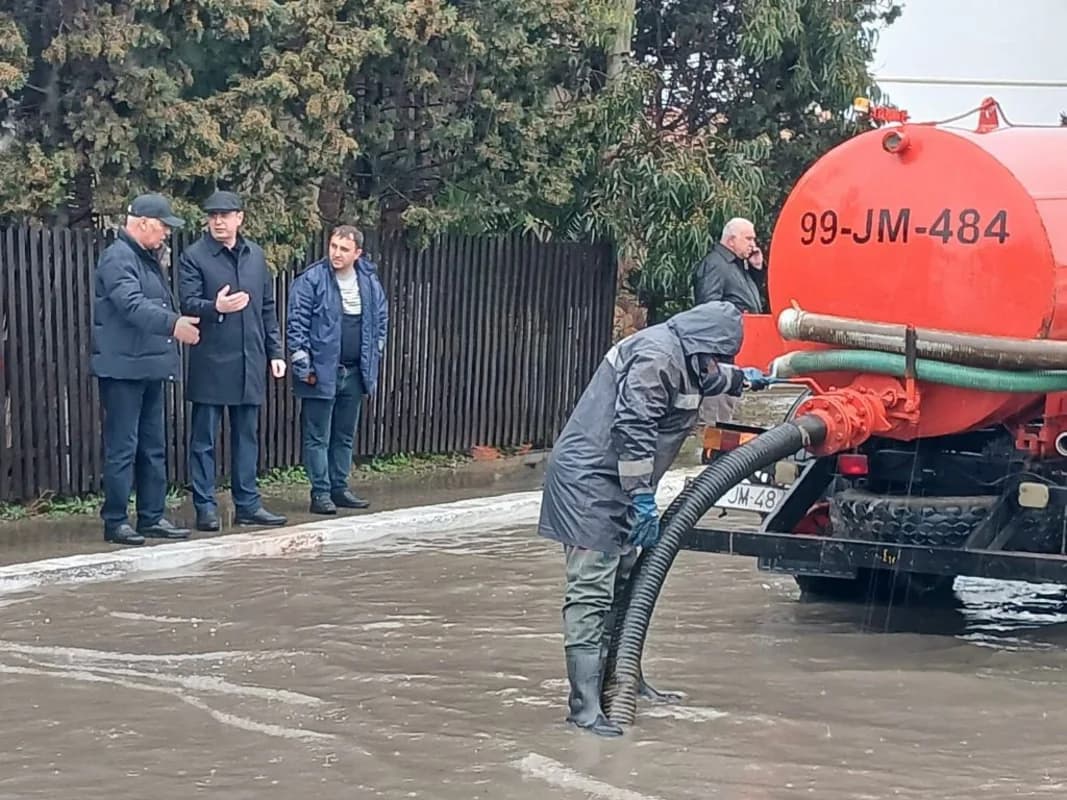 Bakının bəzi ərazilərində yağış kollektorlarında problem yaranıb - İcra başçıları hadisə yerində - FOTO