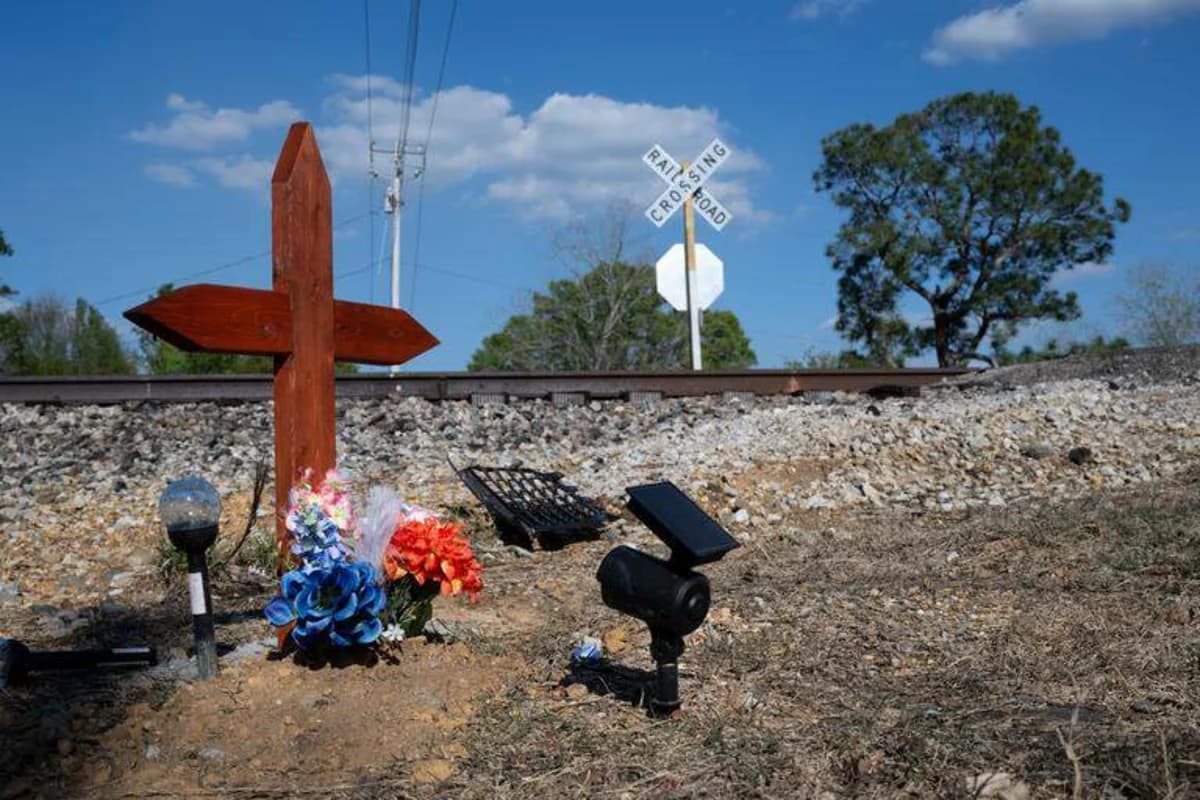 ABŞ-də qatar yük maşını ilə toqquşdu: Ölənlər var