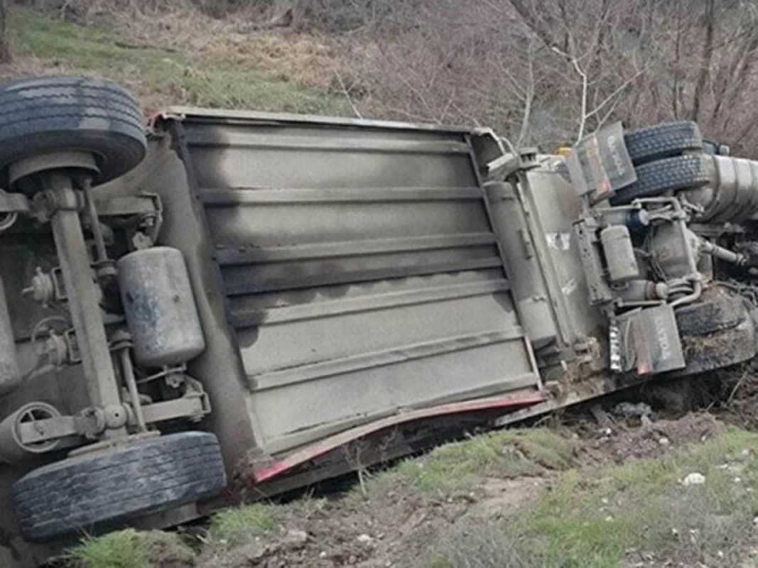 Kəlbəcərdə yük avtomobili dərəyə aşdı: Ölənlər var - ADLAR