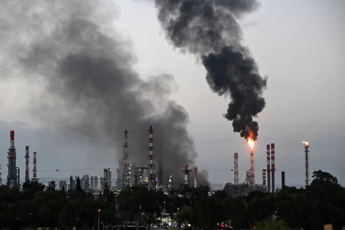 İrandan İsrailə hücum: Hayfa şəhərində neft emalı zavoduna zərbə endirdi - VİDEO