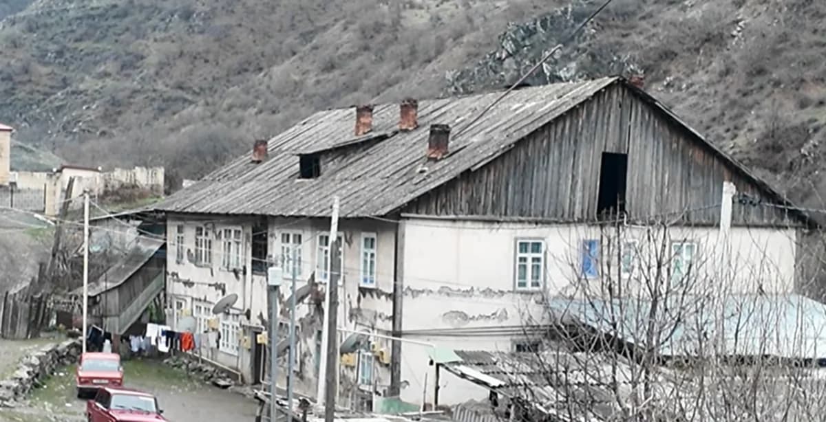 Daşkəsəndə damı uçan binanı su basır - VİDEO