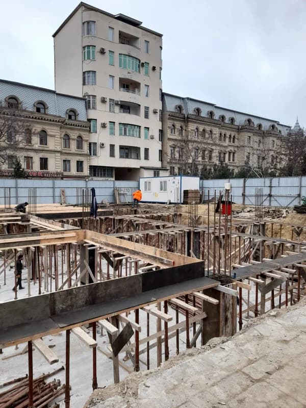 "Bir mərtəbə dedilər, üçünü tikdilər" - Bakının mərkəzində tikinti özbaşınalığı
