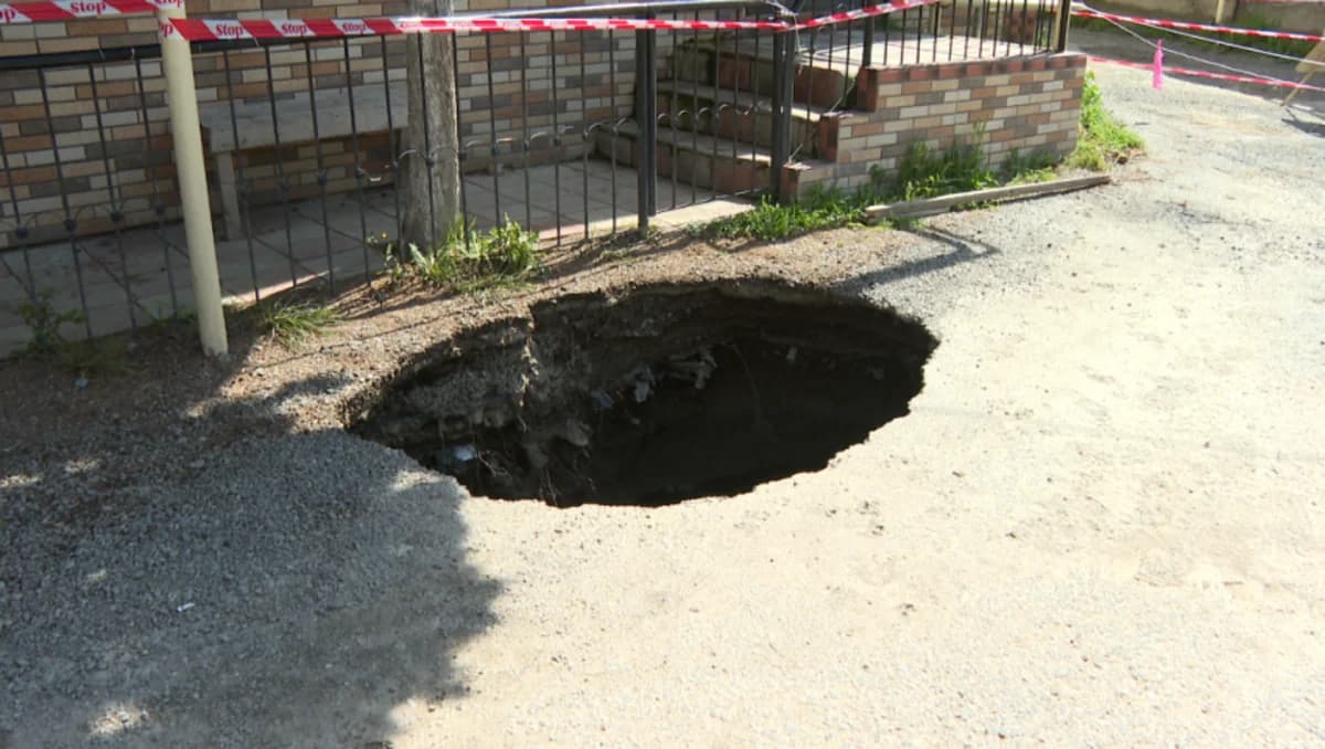 Paytaxtda kanalizasiya kollektorunun üzərində tikilmiş evlər qəza riski yaradıb - VİDEO