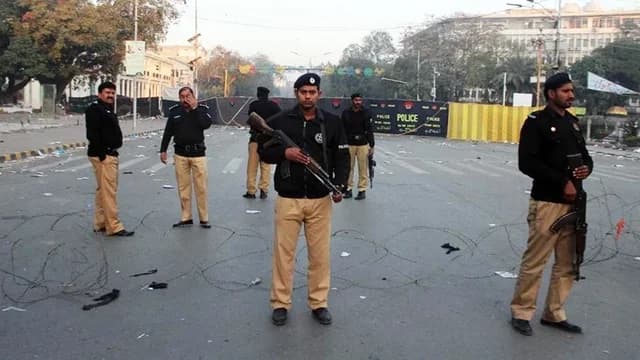 Pakistanda polis bölməsi yaxınlığında partlayış: 5 ölü, 13 yaralı - VİDEO