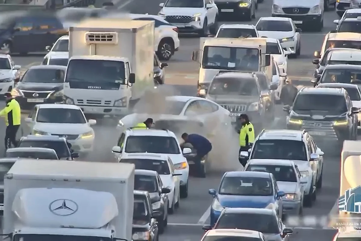 Paytaxtın əsas küçələrindən birində avtomobil yanıb, böyük tıxac yaranıb - VİDEO