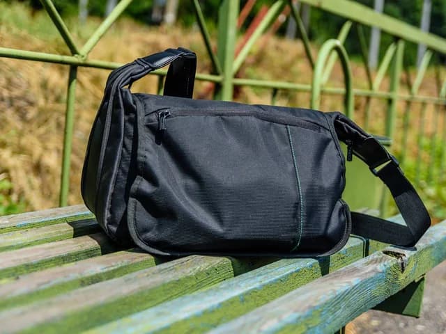 London merinin mühafizəçisi silah dolu çantanı küçədə unudub