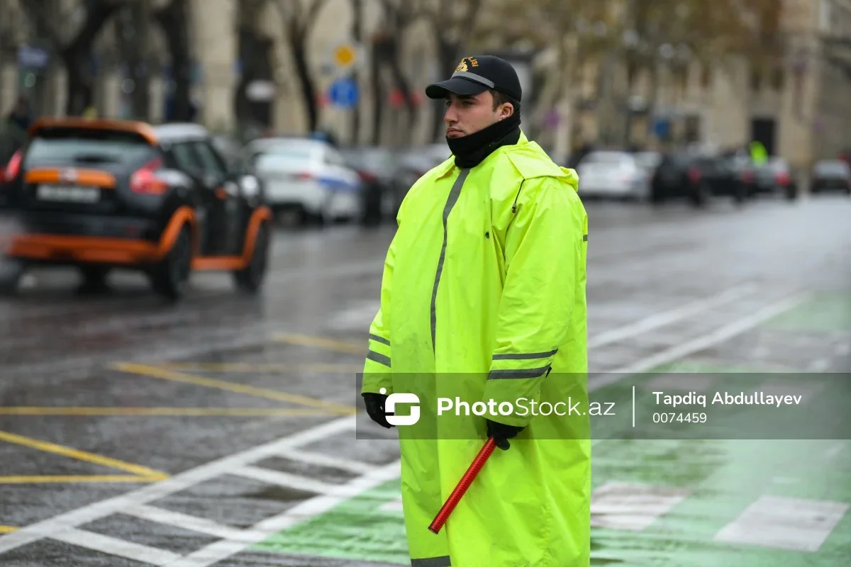 Yol polisi yağıntılı hava şəraiti ilə bağlı sürücülərə və piyadalara xəbərdarlıq edib