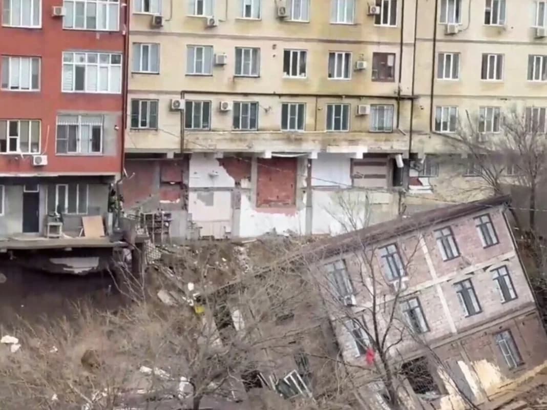 Mahaçqalada iki çoxmənzilli bina çökdü