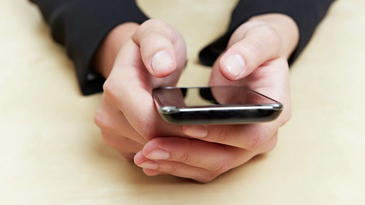 Mütəxəssislər telefonları buzla soyutmağın fəsadları barədə xəbərdarlıq ediblər