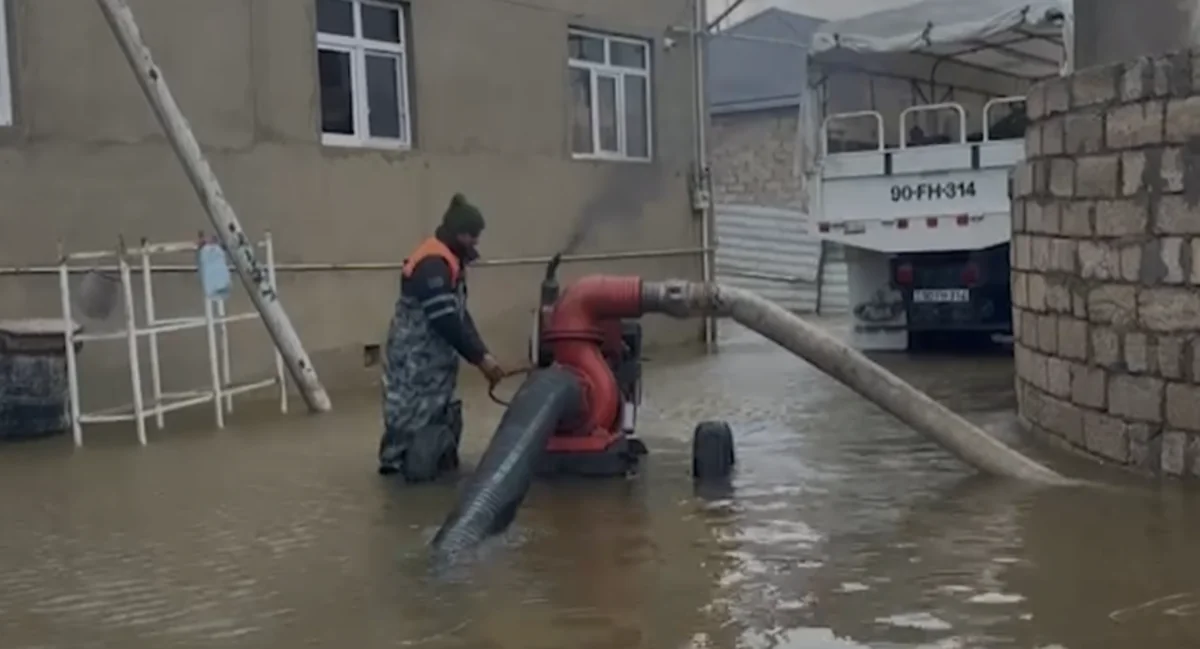 FHN intensiv yağışların fəsadlarını aradan qaldırır: Paytaxt və rayonlarda işlər davam edir