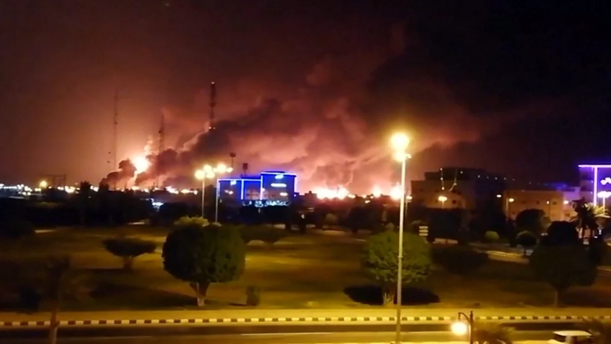 İran Səudiyyə Ərəbistanında neft emalı zavodunu vurdu - VİDEO