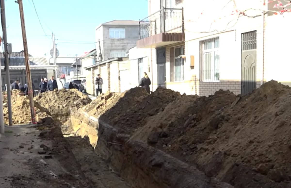 Kanalizasiya xəttinin üzərində tikilən təhlükəli evlər: İcazəni kimlər verir? - VİDEO