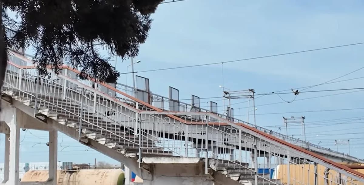 Biləcəri dəmiryol stansiyasında piyada keçidi təhlükə yaradır - Sərnişinlərdən ŞİKAYƏT - VİDEO