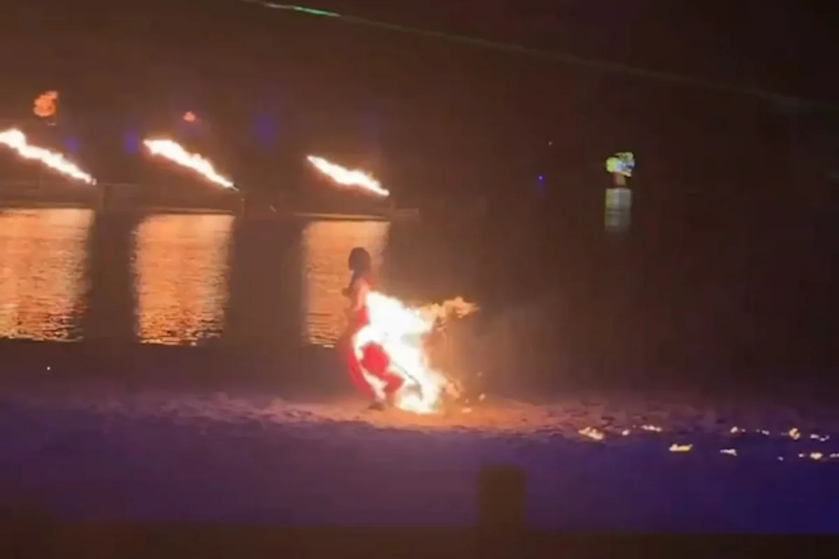 Çində dəhşətli anlar: Alovla rəqs göstərən qadın səhnədə yanmağa başladı - VİDEO