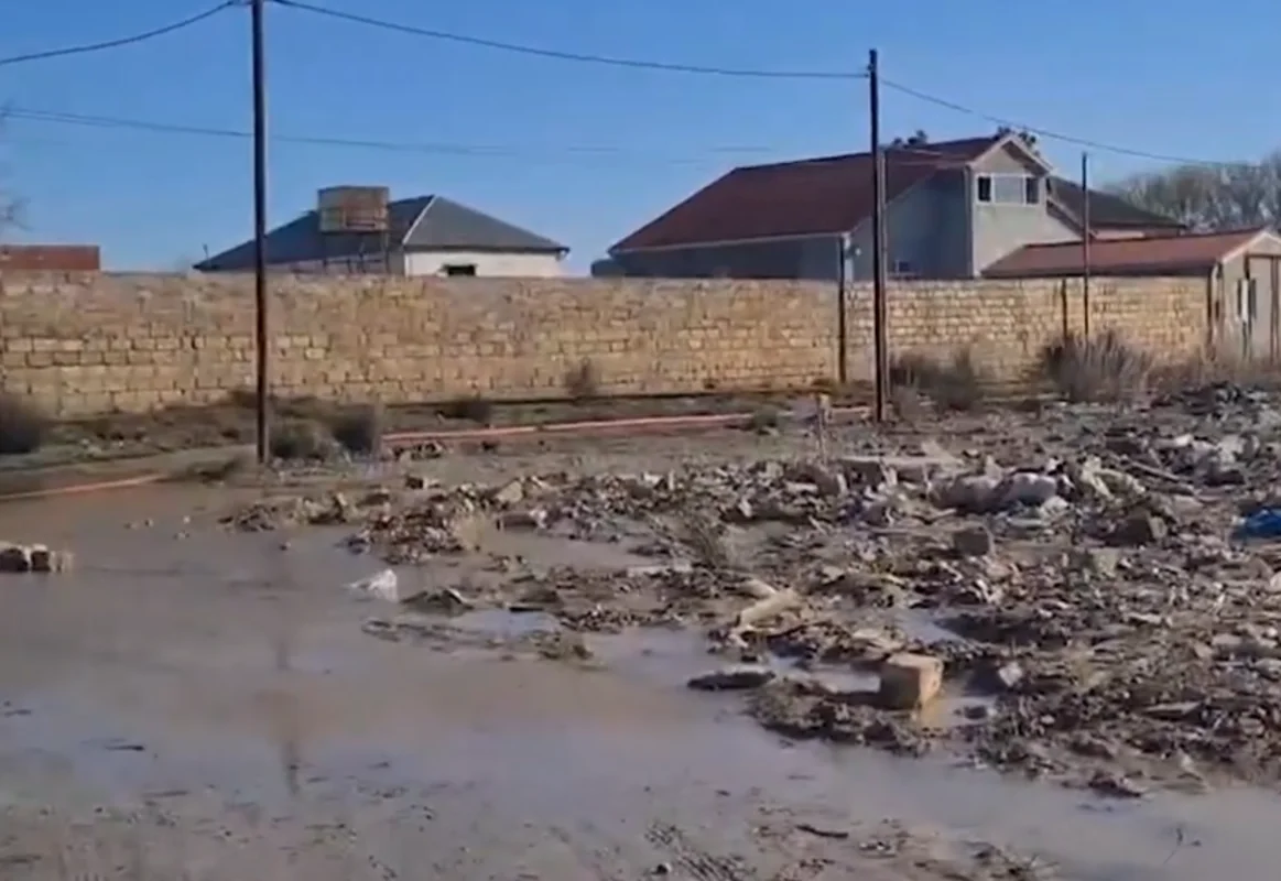 İntensiv yağışlarla əlaqədar fəsadların aradan qaldırılması və suçəkmə işləri davam etdirilir - VİDEO