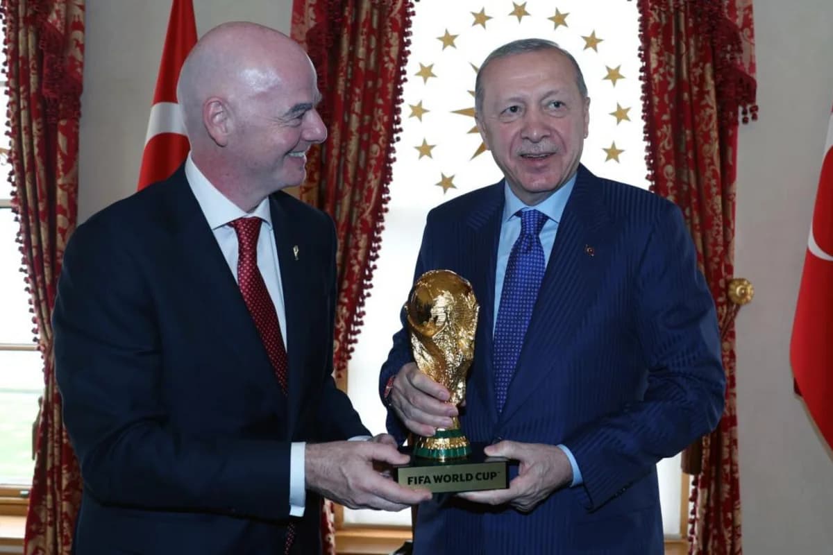 Canni İnfantino Rəcəb Tayyib Ərdoğana imzalı forma hədiyyə edib - FOTO