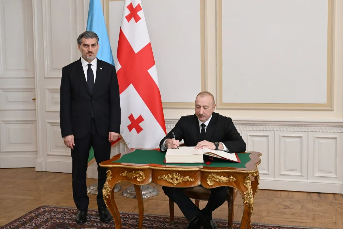 Prezident İlham Əliyev Tbilisidə xatirə kitabına nələri yazıb? - VİDEO