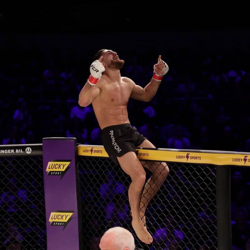 Azərbaycanlı döyüşçü İsveçdə MMA turnirində braziliyalı rəqibinə qalib gəlib - FOTO