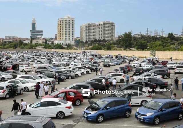 Avtomobil bazarında gözlənilməz dönüş: Maşınlar təcili satılır, qiymətlər enir