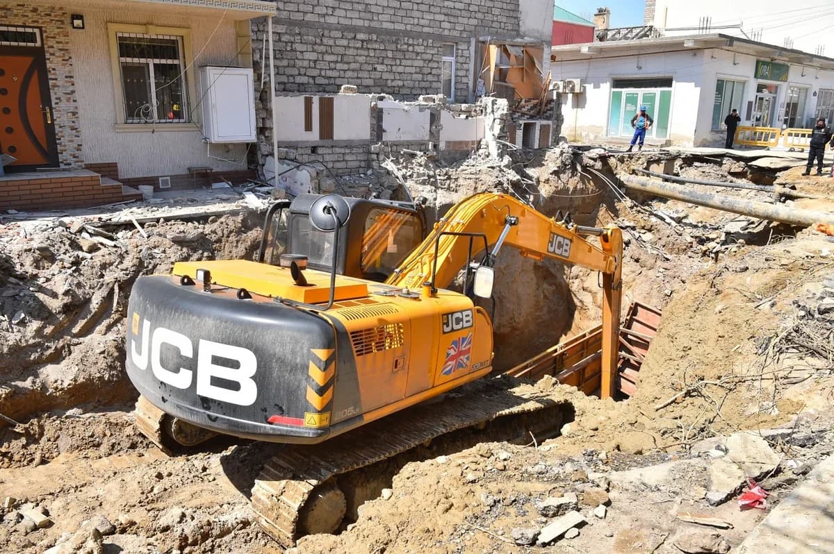 ADSEA: "Üzərində evlər tikildiyinə görə çökən kollektorun qəzalı hissəsi dəyişdirilir" - FOTO