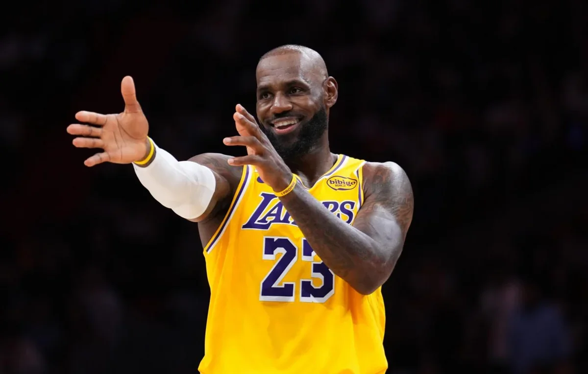 41 yaşlı əfsanə tarix yazmağa davam edir: Lebron Ceyms elit dördlüyə daxil oldu