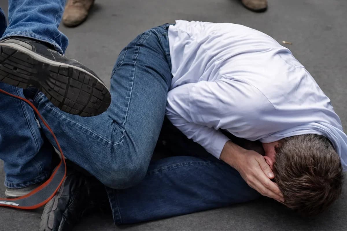 İşdən çıxarılmasına səbəb olan şəxsi küçədə döydü