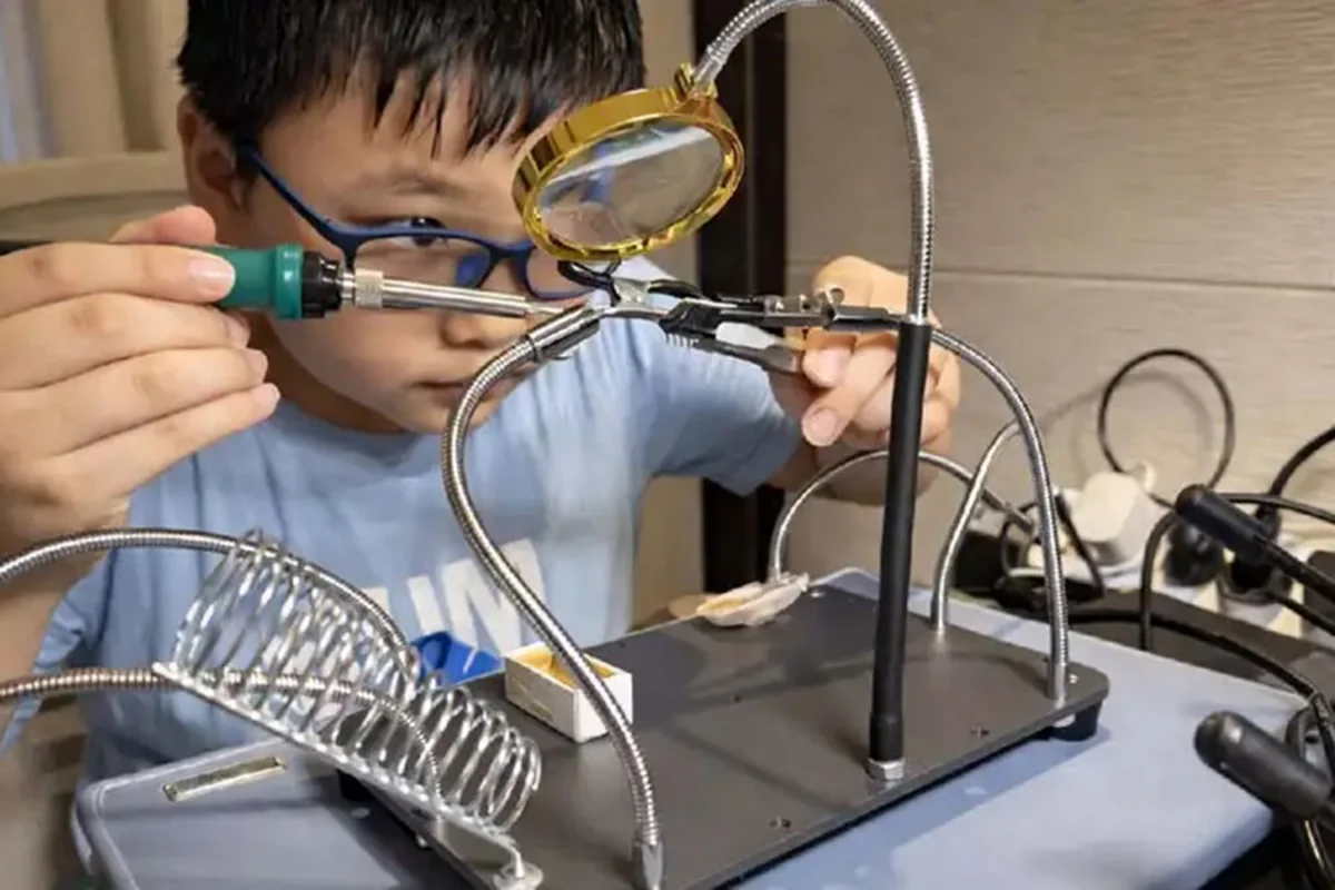 Çində 14 yaşlı şagird aviasiya mühərrikini ev şəraitində yığıb