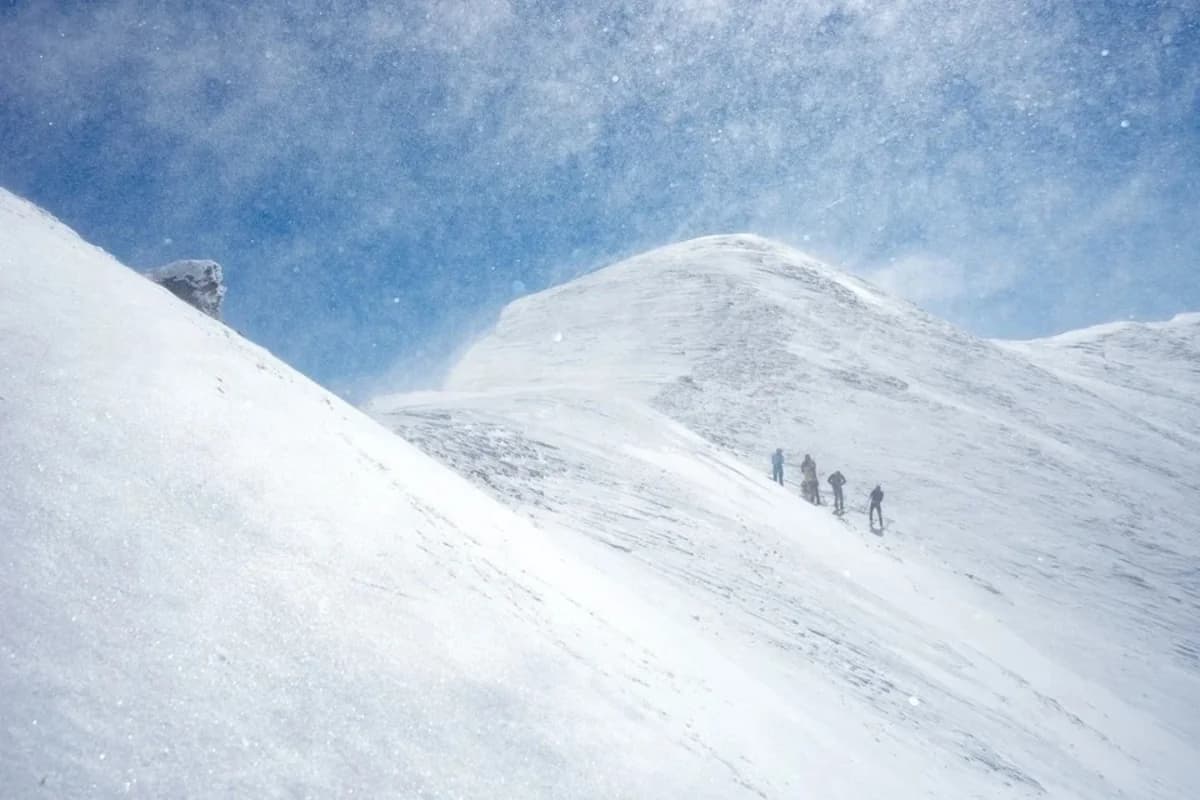 Everestdə buzlaq çökdü: Yüzlərlə turist baza düşərgəsində qaldı