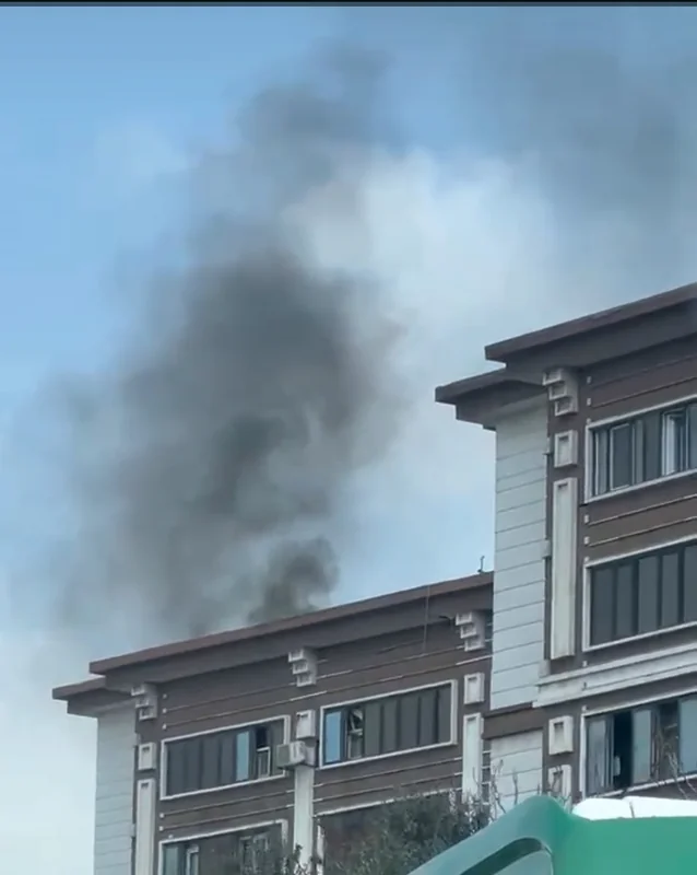 Bakıda yaşayış binasında yanğın başlayıb - VİDEO