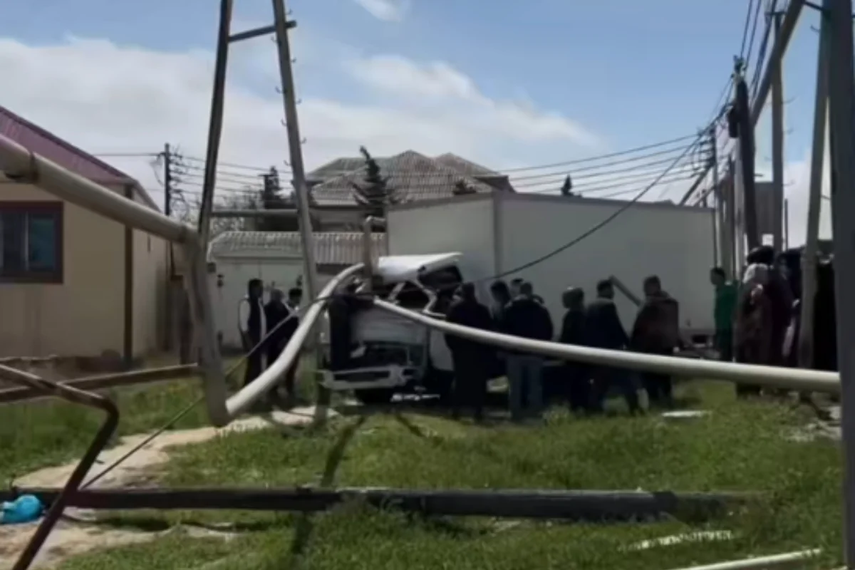 Biləcəridə QƏZA: Yük maşını qaz borusuna çırpıldı - VİDEO