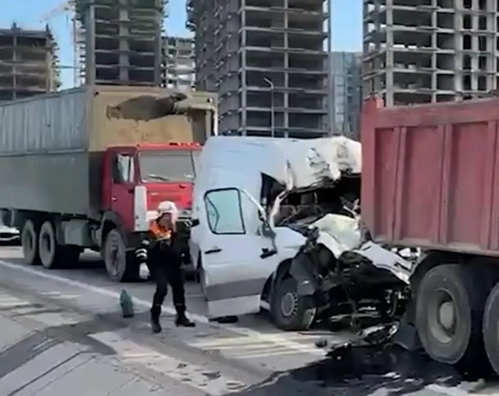 Yasamalda QƏZA: "Shacman"la "Mercedes Sprinter" toqquşdu - VİDEO