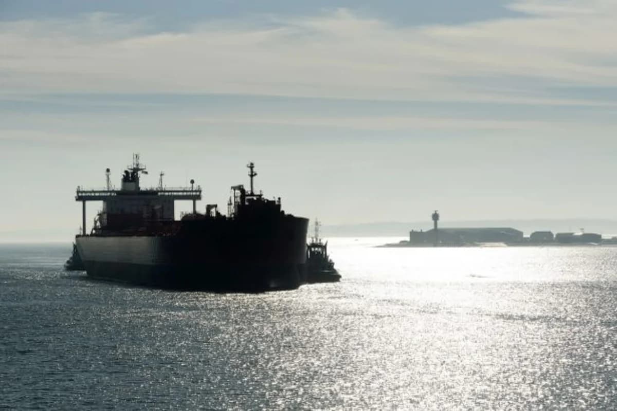 ABŞ İranın "kölgə donanması"na məxsus gəminin qarşısını kəsib