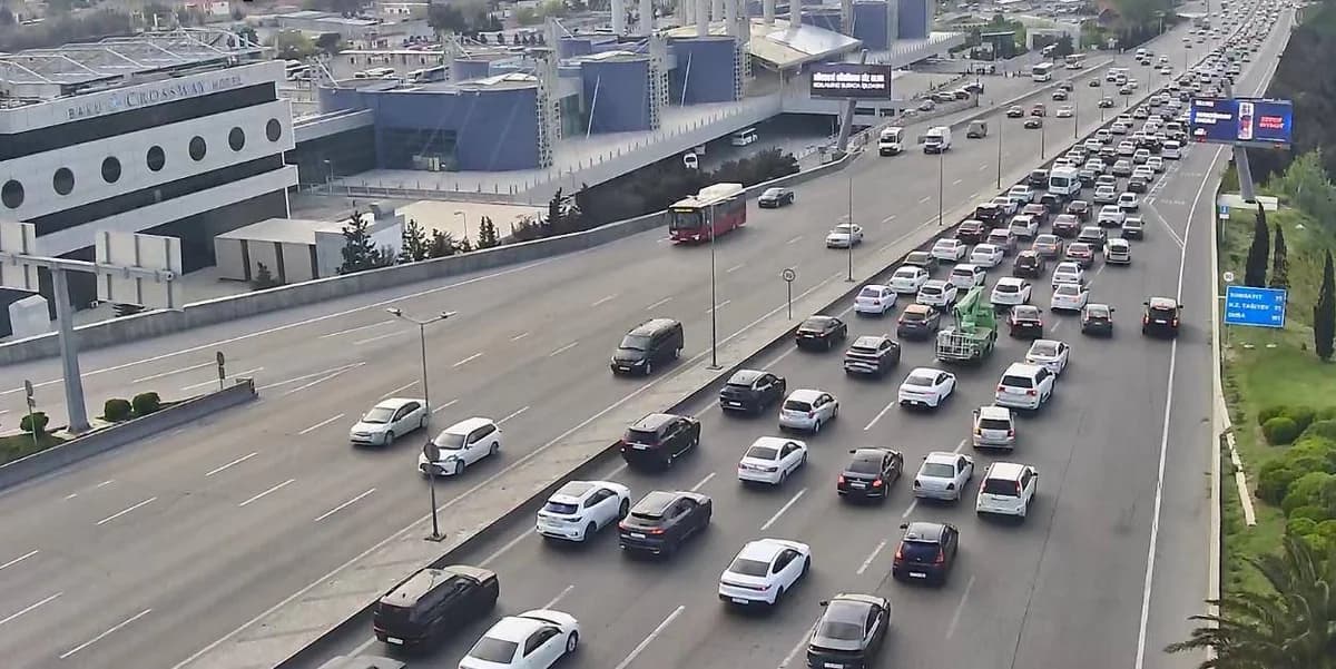 Paytaxtın bəzi küçələrində sıxlıq müşahidə olunur - FOTO - 27.04.2026