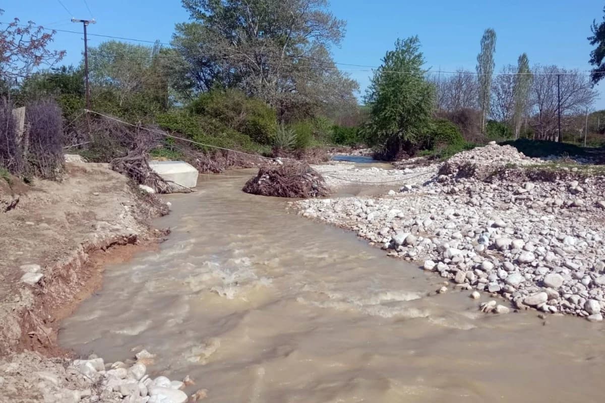 Şabranda sel körpünü uçurub - FOTO