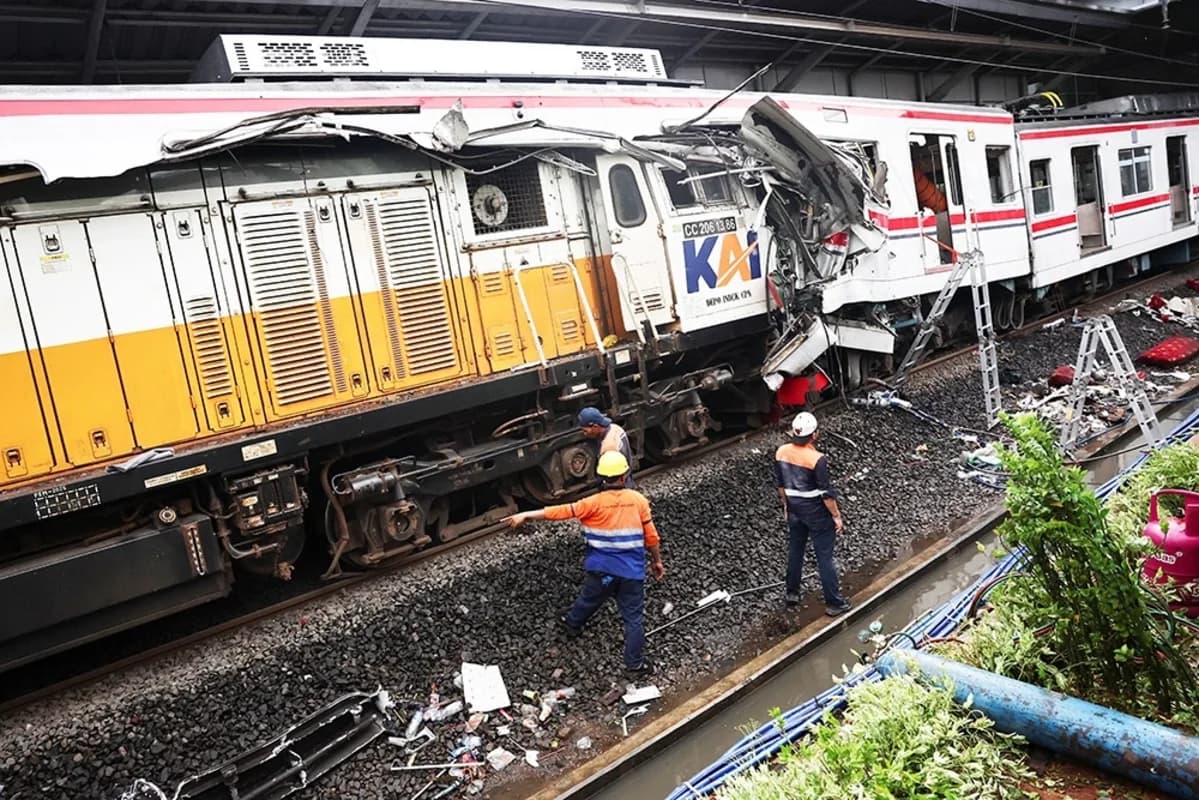 İndoneziyada qatar qəzasında ölənlərin sayı 14-ə çatıb