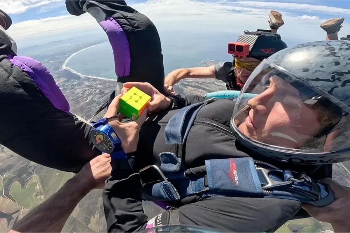 Alman bloqer paraşütlə tullanarkən Rubik kubunu yığaraq dünya rekordu qırdı - VİDEO