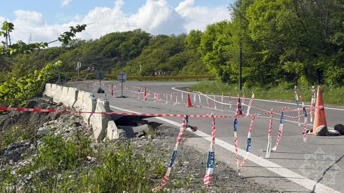 Ağsu dolaylarında TORPAQ SÜRÜŞMƏSİ: Yol qismən BAĞLANDI - FOTO