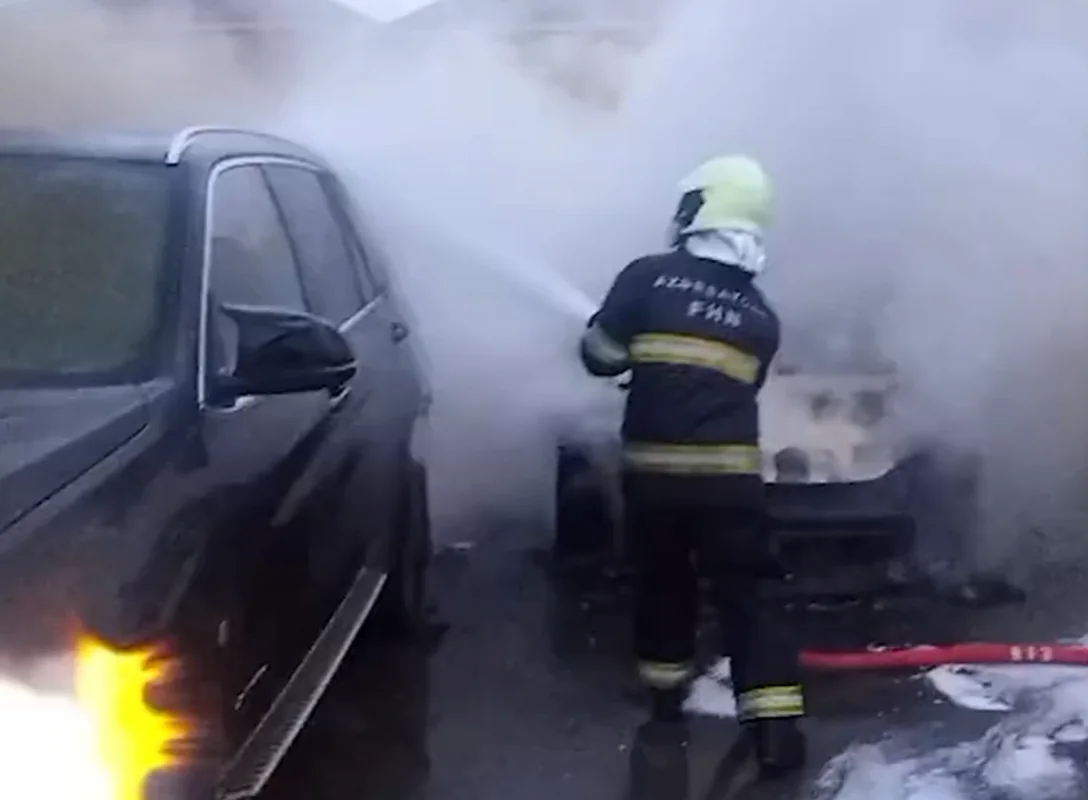 Masazırda avtomobillər YANDI - VİDEO