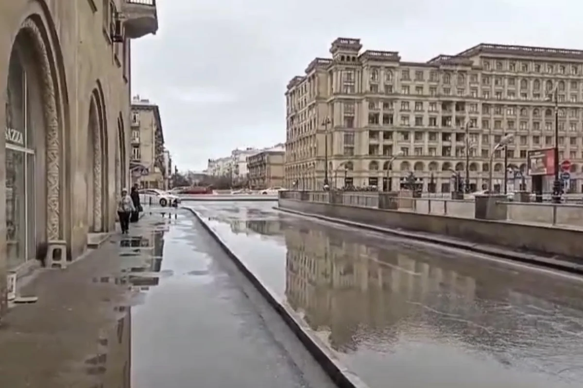 Bakıda müxtəlif ərazilərdə yığılan yağış suları kənarlaşdırılır - VİDEO