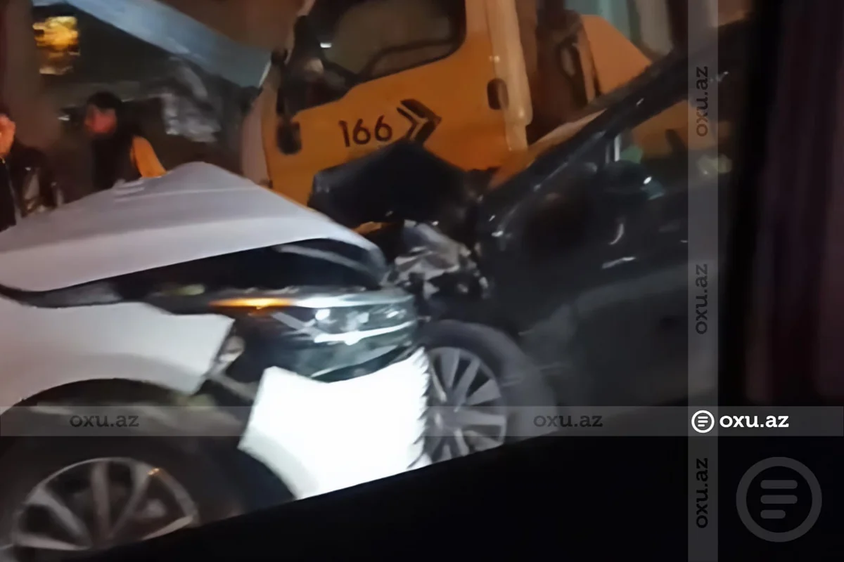 Bakıda iki avtomobil toqquşdu - VİDEO