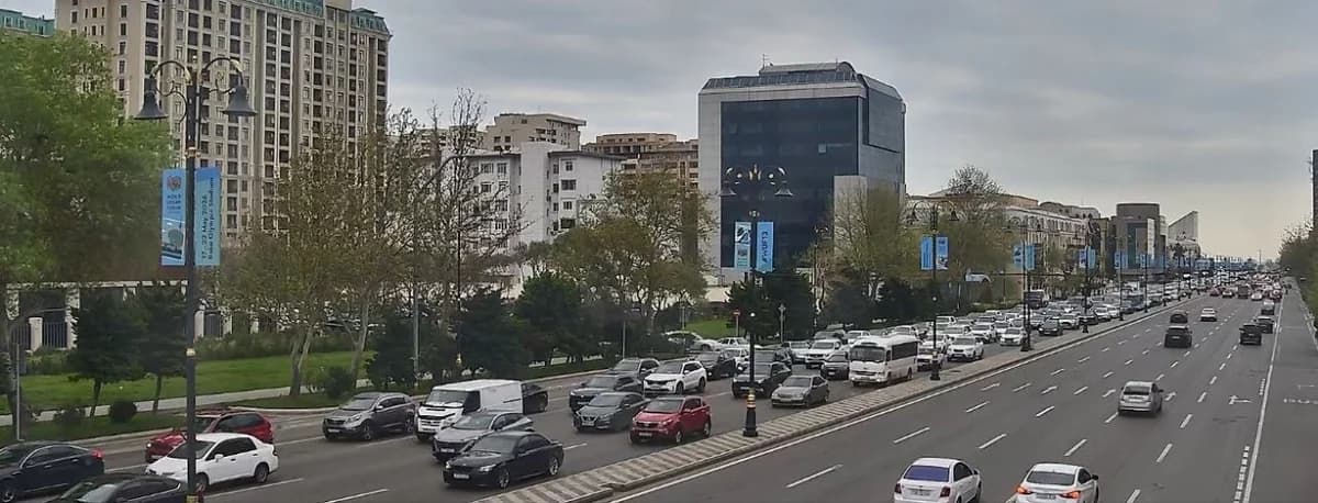 Paytaxtın bir sıra küçələrində sıxlıq müşahidə edilir - FOTO - 20.04.2026